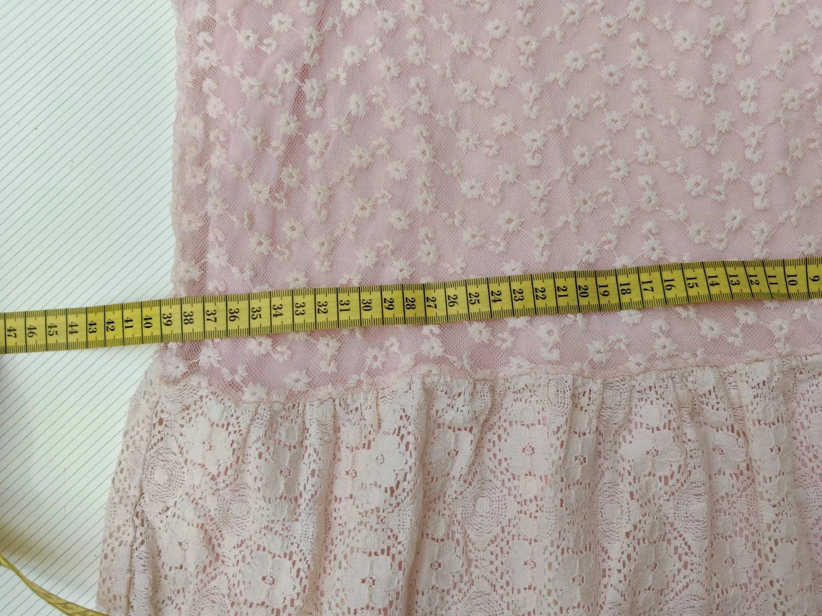Vestido rosa em pó de renda e tule com flores bordadas – Tamanho S/M – photo 12